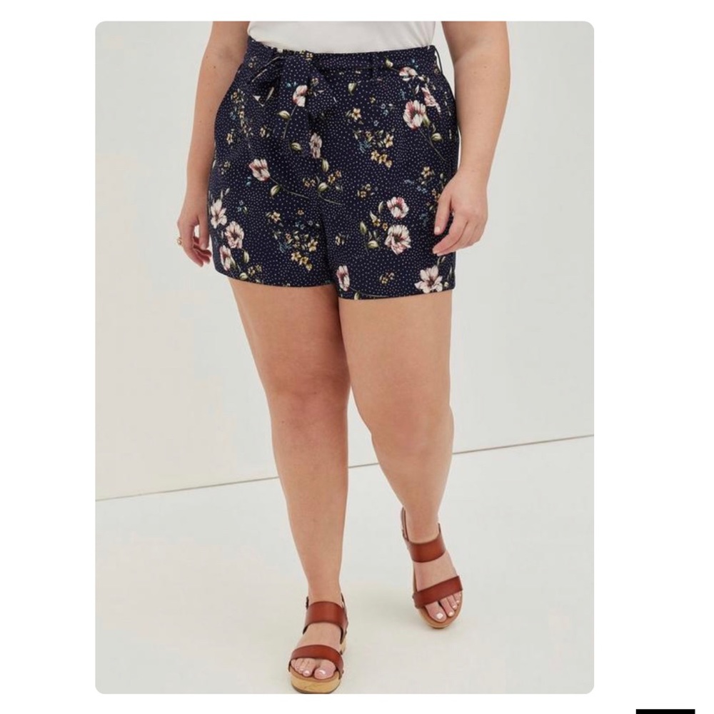 Torrid 5 Inch Pull-On Stretch Crepe Mid-Rise Tie-Front Short blue floral